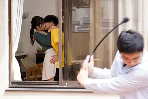 Bố dượng vụng trộm móc bướm con gái khi đang cùng nhau tổ chức bữa tiệc