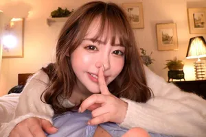 Người phụ nữ trẻ thực sự, chân ngâm mình trong nước