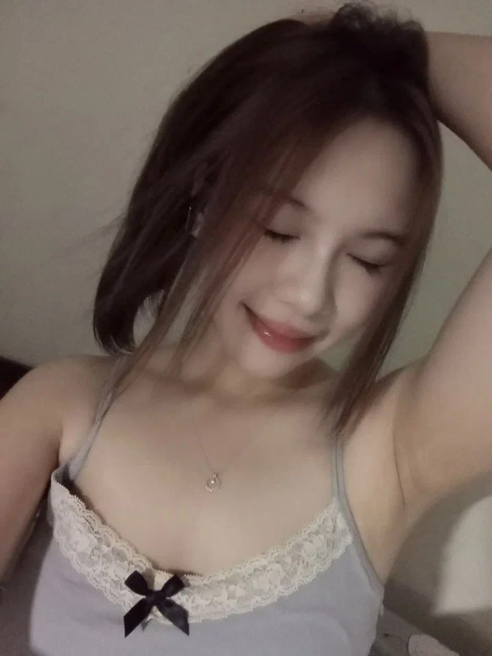Thanh niên fa đáng thương nhìn bạn cùng phòng quan hệ đến 2 cô bạn gái